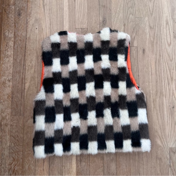 Women’s Reversible Faux Fur Vest - Picture 3 of 4